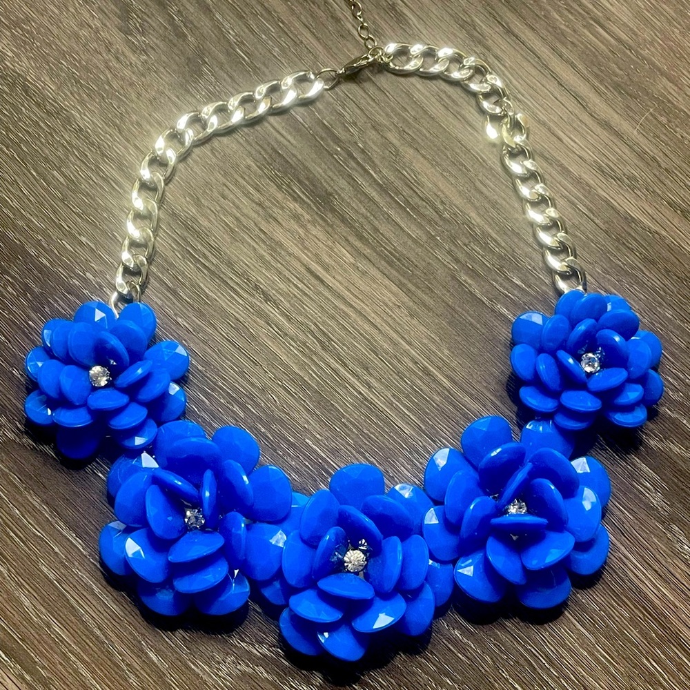 VINTAGE silver and blue flower necklace.